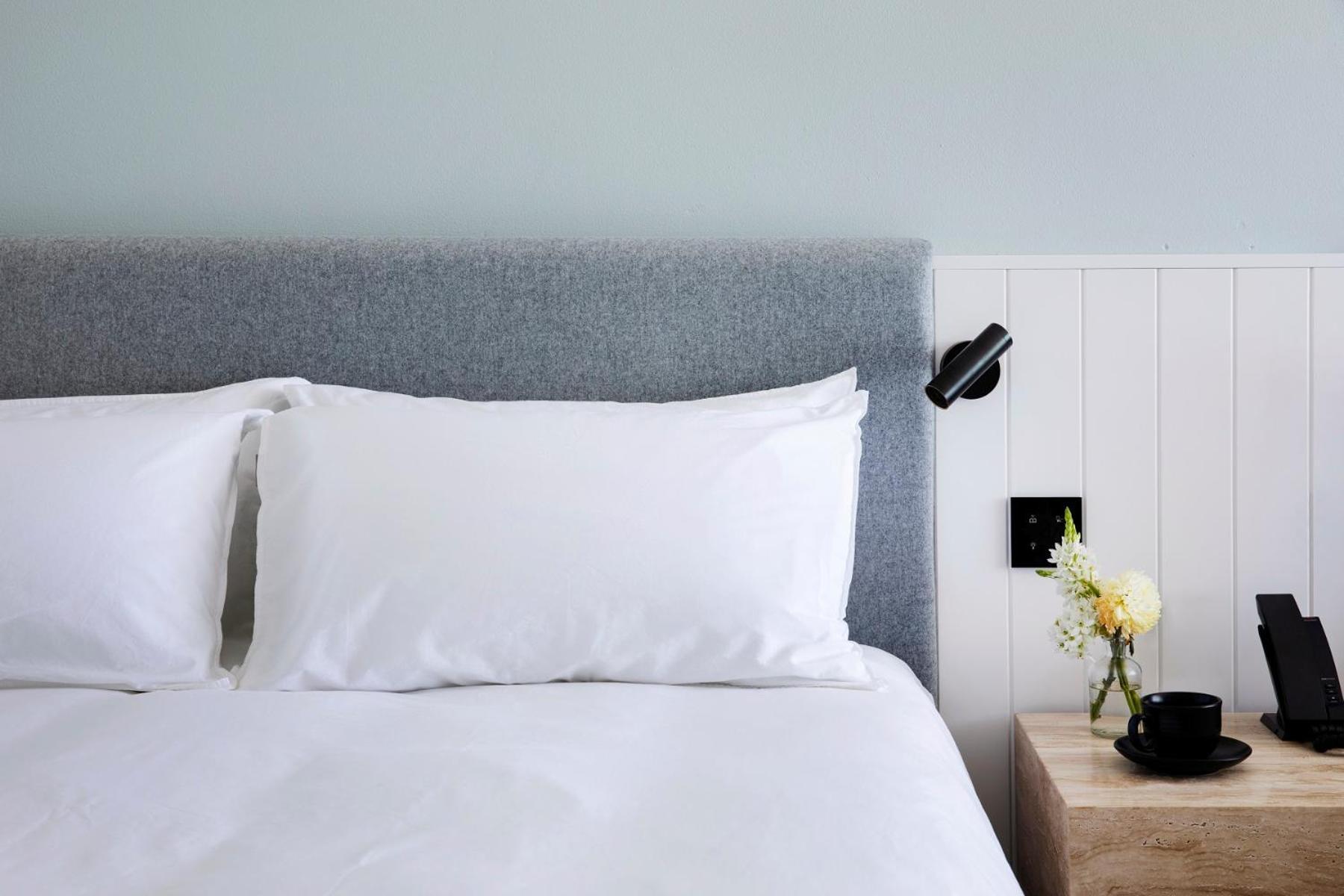 Manly Pacific Sydney Mgallery Collection 외부 사진 A bed with two pillows